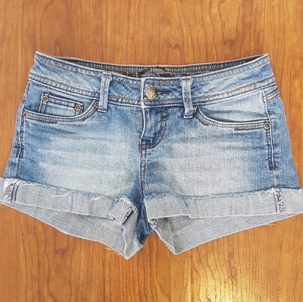 Light wash sz1 distressed jean shorts